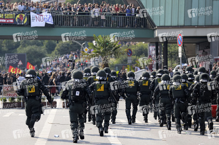 '#BlockG20 – colour the red zone!' Demonstration in Hamburg