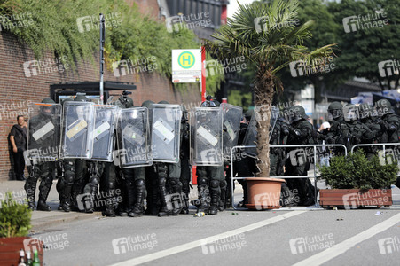 '#BlockG20 – colour the red zone!' Demonstration in Hamburg