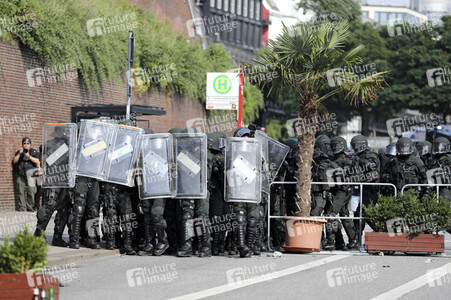 '#BlockG20 – colour the red zone!' Demonstration in Hamburg