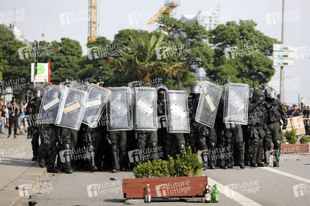 '#BlockG20 – colour the red zone!' Demonstration in Hamburg