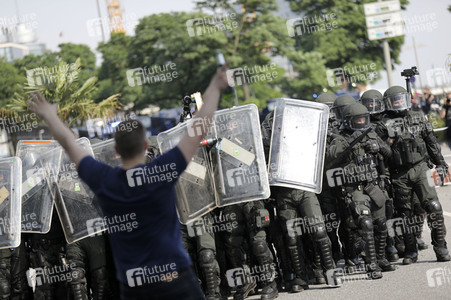 '#BlockG20 – colour the red zone!' Demonstration in Hamburg