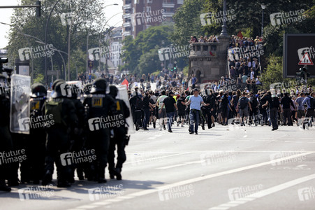 '#BlockG20 – colour the red zone!' Demonstration in Hamburg