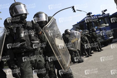 '#BlockG20 – colour the red zone!' Demonstration in Hamburg