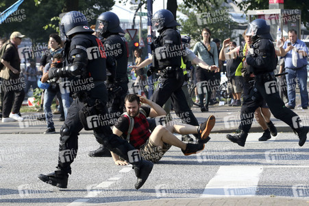'#BlockG20 – colour the red zone!' Demonstration in Hamburg