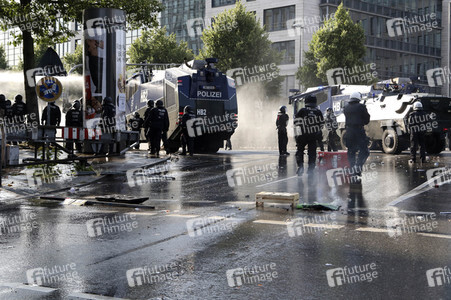 '#BlockG20 – colour the red zone!' Demonstration in Hamburg