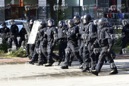 '#BlockG20 – colour the red zone!' Demonstration in Hamburg