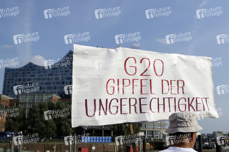 '#BlockG20 – colour the red zone!' Demonstration in Hamburg