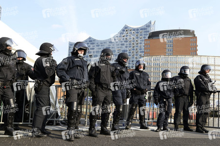 '#BlockG20 – colour the red zone!' Demonstration in Hamburg