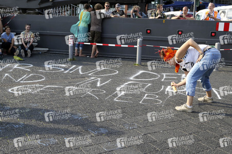 '#BlockG20 – colour the red zone!' Demonstration in Hamburg