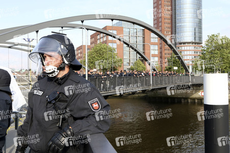 '#BlockG20 – colour the red zone!' Demonstration in Hamburg