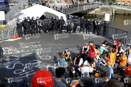 '#BlockG20 – colour the red zone!' Demonstration in Hamburg