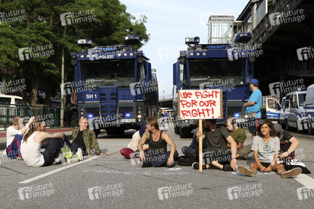 '#BlockG20 – colour the red zone!' Demonstration in Hamburg