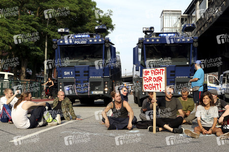 '#BlockG20 – colour the red zone!' Demonstration in Hamburg