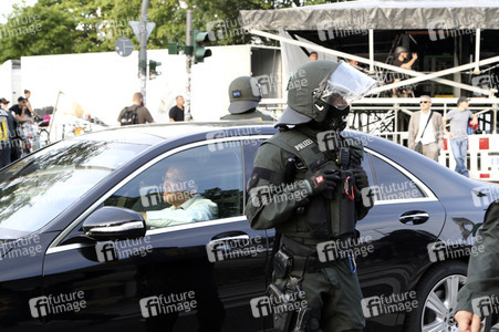 '#BlockG20 – colour the red zone!' Demonstration in Hamburg