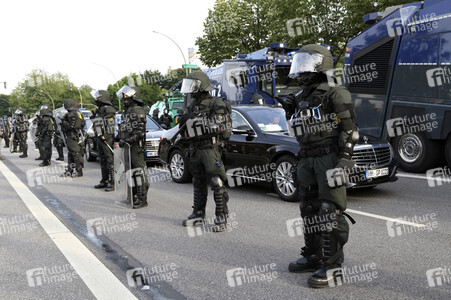 '#BlockG20 – colour the red zone!' Demonstration in Hamburg