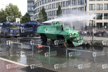 '#BlockG20 – colour the red zone!' Demonstration in Hamburg