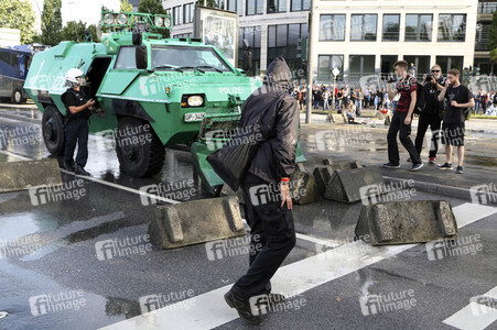 '#BlockG20 – colour the red zone!' Demonstration in Hamburg