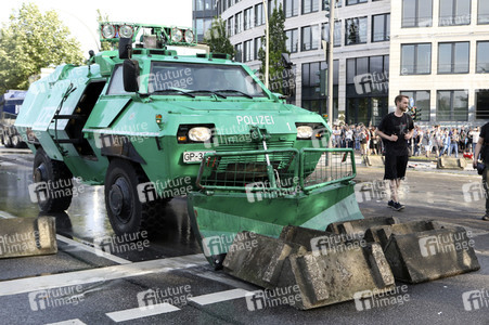 '#BlockG20 – colour the red zone!' Demonstration in Hamburg