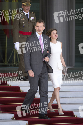 Königin Letizia und König Felipe beim Abflug am Flughafen Madrid-Barajas