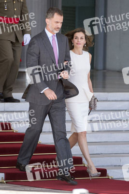 Königin Letizia und König Felipe beim Abflug am Flughafen Madrid-Barajas