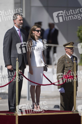 Königin Letizia und König Felipe beim Abflug am Flughafen Madrid-Barajas