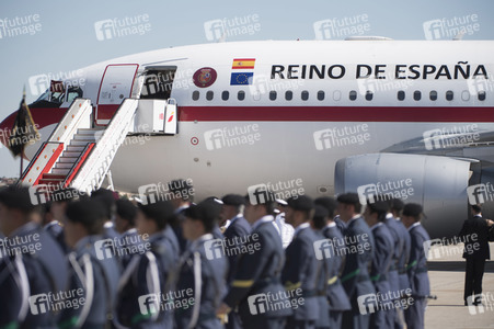 Königin Letizia und König Felipe beim Abflug am Flughafen Madrid-Barajas