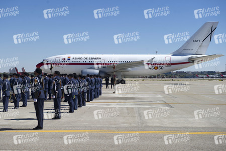 Königin Letizia und König Felipe beim Abflug am Flughafen Madrid-Barajas