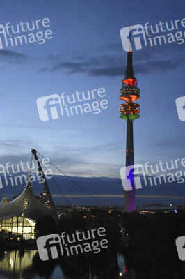 Der Olympiaturm in Regenbogenfarben in München