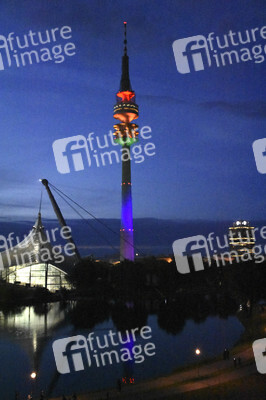Der Olympiaturm in Regenbogenfarben in München