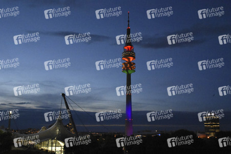 Der Olympiaturm in Regenbogenfarben in München
