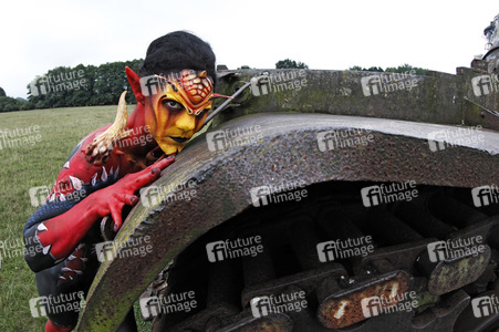 GEEK ART: Tank-Devil Bodypainting
