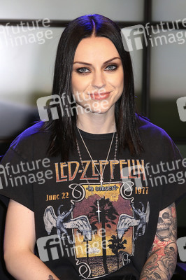 Autogrammstunde von Amy Macdonald in Hamburg