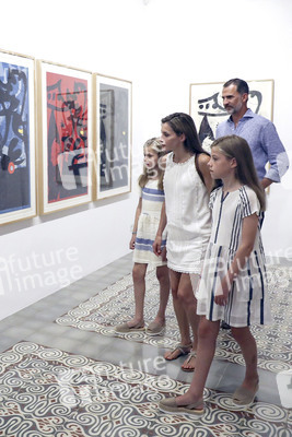 Die spanische Königsfamilie besucht Miró Ausstellung in Sóller