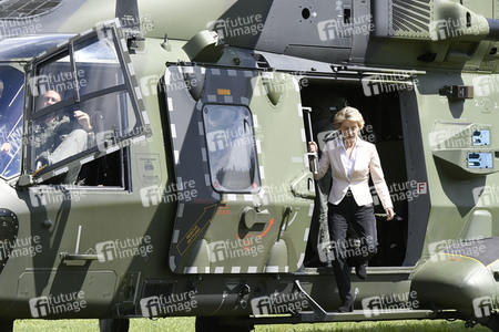 Ursula von der Leyen besucht ein Versorgungszentrum der Bundeswehr in Blankenburg
