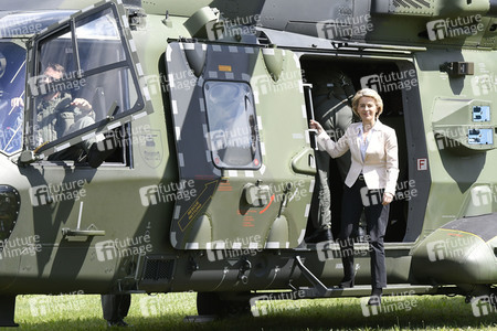 Ursula von der Leyen besucht ein Versorgungszentrum der Bundeswehr in Blankenburg