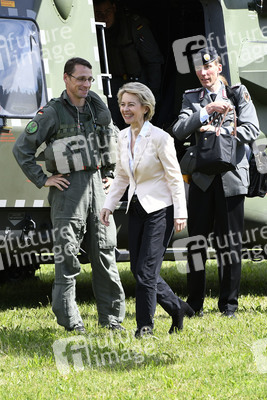 Ursula von der Leyen besucht ein Versorgungszentrum der Bundeswehr in Blankenburg