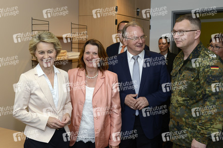 Ursula von der Leyen besucht ein Versorgungszentrum der Bundeswehr in Blankenburg