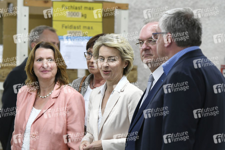 Ursula von der Leyen besucht ein Versorgungszentrum der Bundeswehr in Blankenburg