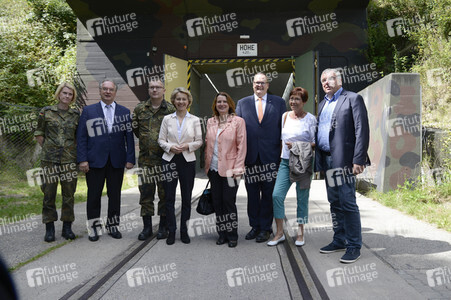 Ursula von der Leyen besucht ein Versorgungszentrum der Bundeswehr in Blankenburg