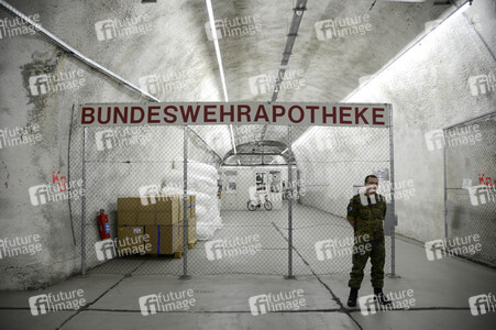 Ursula von der Leyen besucht ein Versorgungszentrum der Bundeswehr in Blankenburg