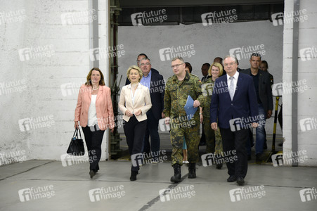 Ursula von der Leyen besucht ein Versorgungszentrum der Bundeswehr in Blankenburg