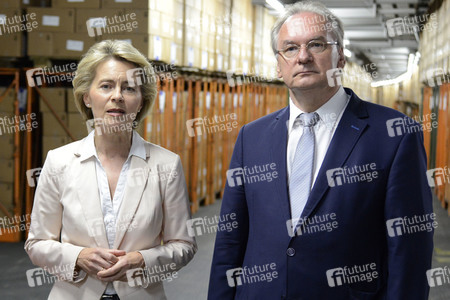 Ursula von der Leyen besucht ein Versorgungszentrum der Bundeswehr in Blankenburg