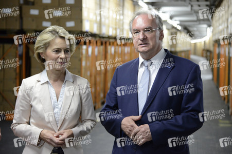 Ursula von der Leyen besucht ein Versorgungszentrum der Bundeswehr in Blankenburg