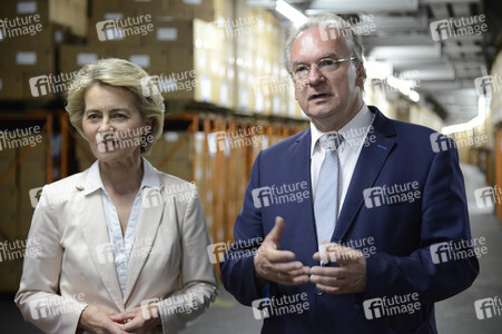 Ursula von der Leyen besucht ein Versorgungszentrum der Bundeswehr in Blankenburg
