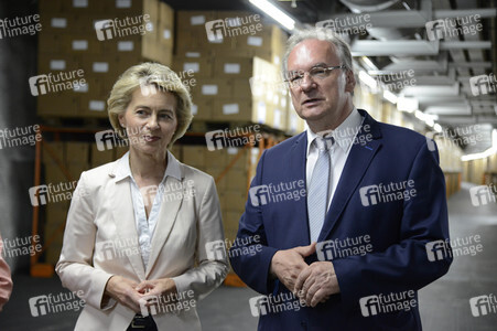 Ursula von der Leyen besucht ein Versorgungszentrum der Bundeswehr in Blankenburg