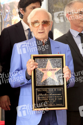 Charles Aznavour erhält einen Stern auf dem Hollywood Walk of Fame in Los Angeles