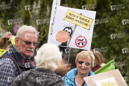 Demo für die Schließung des Flughafens Tegel in Berlin