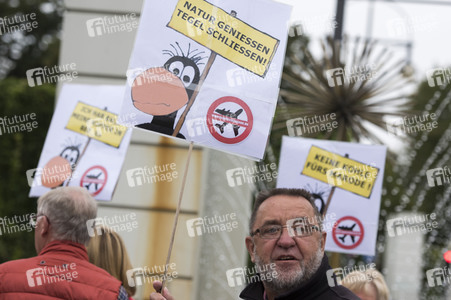 Demo für die Schließung des Flughafens Tegel in Berlin