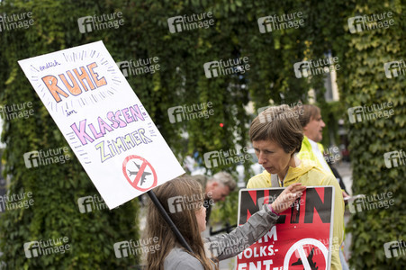 Demo für die Schließung des Flughafens Tegel in Berlin