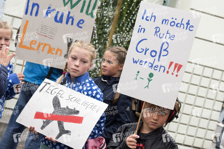 Demo für die Schließung des Flughafens Tegel in Berlin